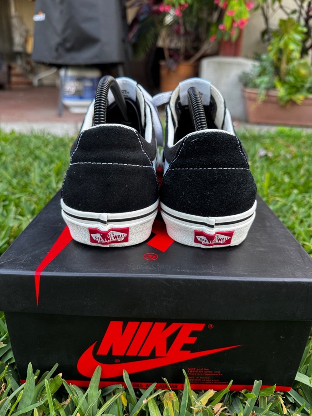 Vans Sk8 Low - black/white skate shoes
(M 9.5 / W 11) - Picture 4 of 7